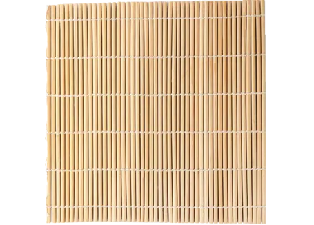 Un tapis en bambou déroulé pour préparer des sushis.