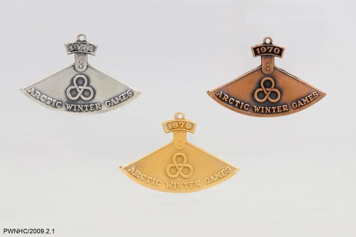 Trois médailles des Jeux d’hiver de l’Arctique de 1970 (or, argent et bronze).
